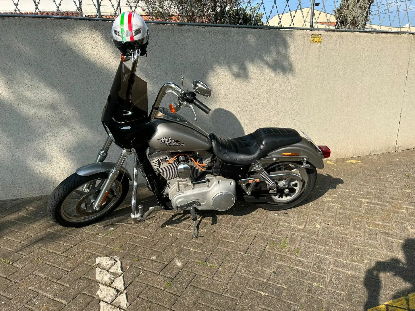 Dyna cinza de cliente com fairing Memphis e bolha alta em vista lateral