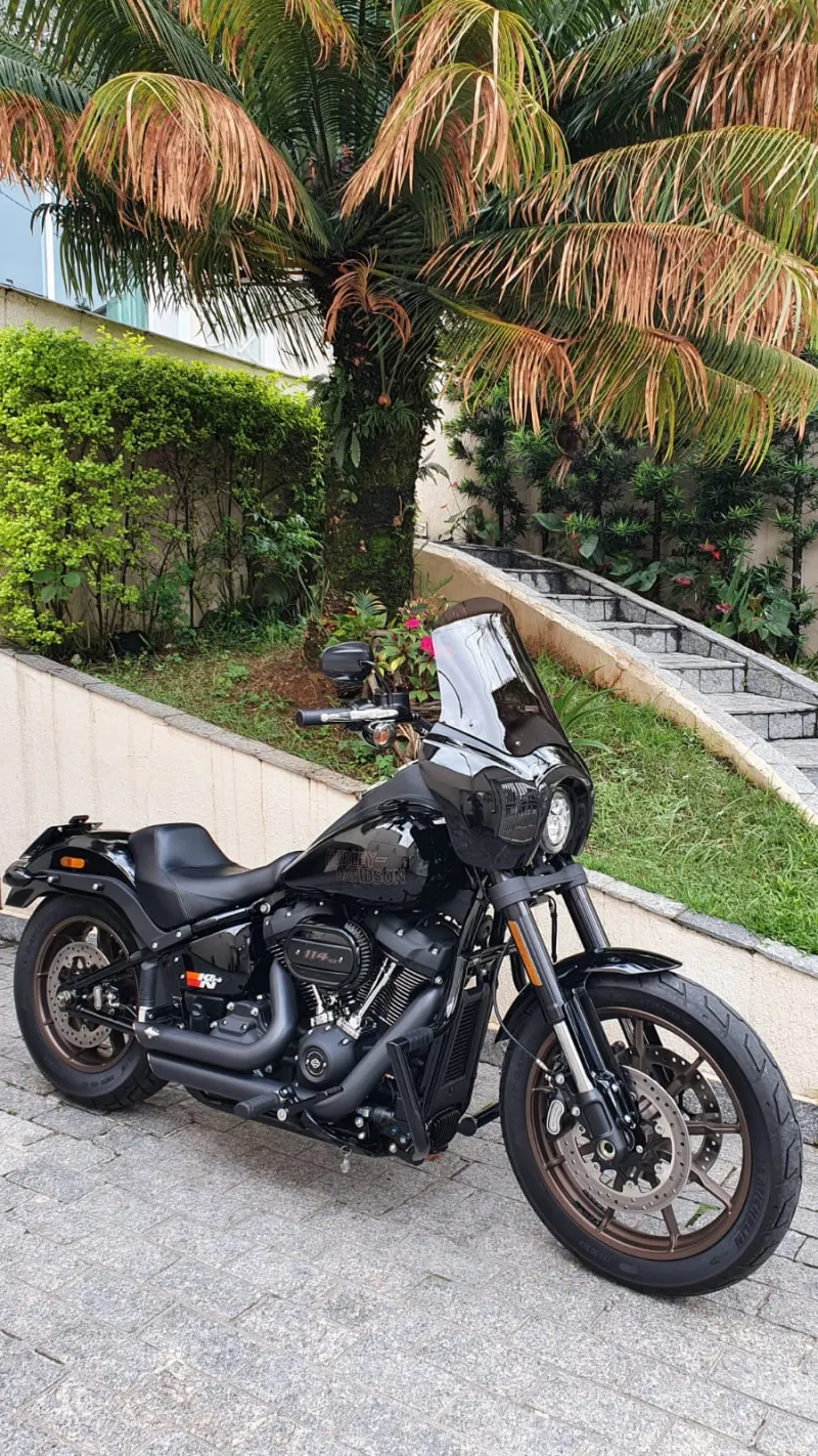 Low Rider S preta de cliente com fairing T-Sport em área externa
