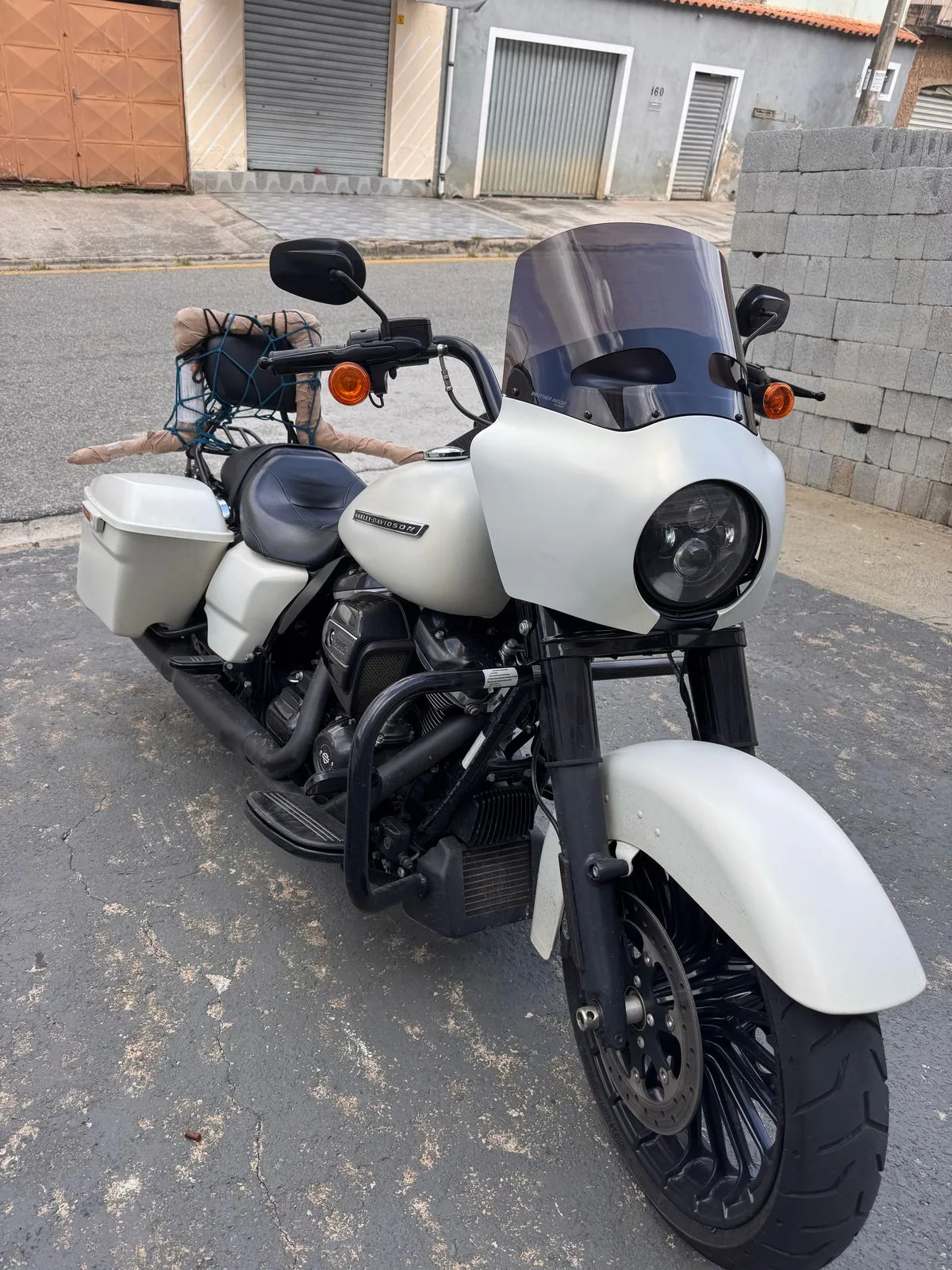 Road King Special branca de cliente com fairing Memphis e bolha fumê