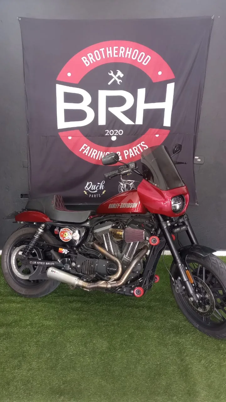 Sportster vermelha de cliente com fairing New Quarter em vista lateral