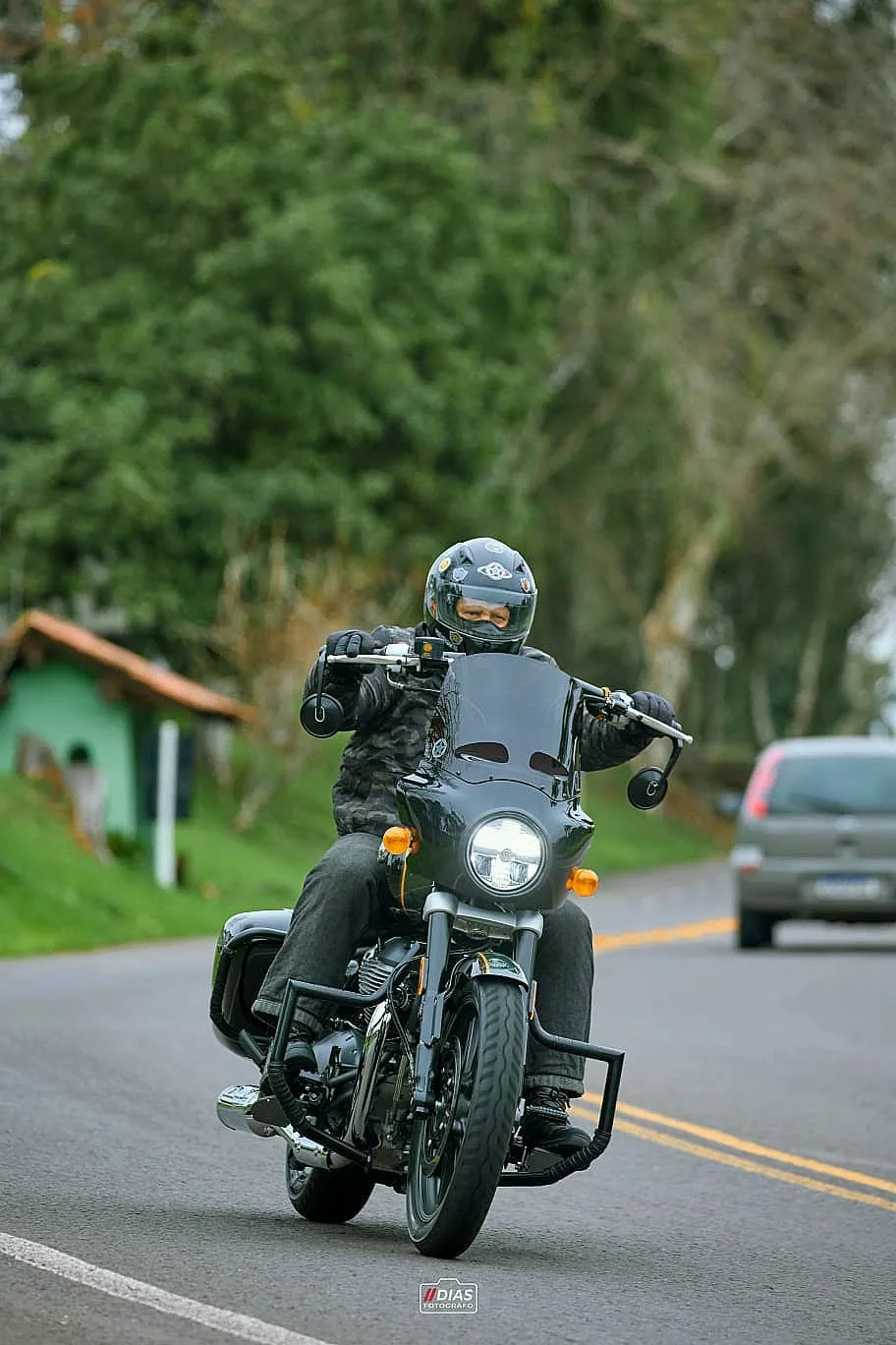 Cliente pilotando Super Meteor 650 com fairing Memphis em estrada