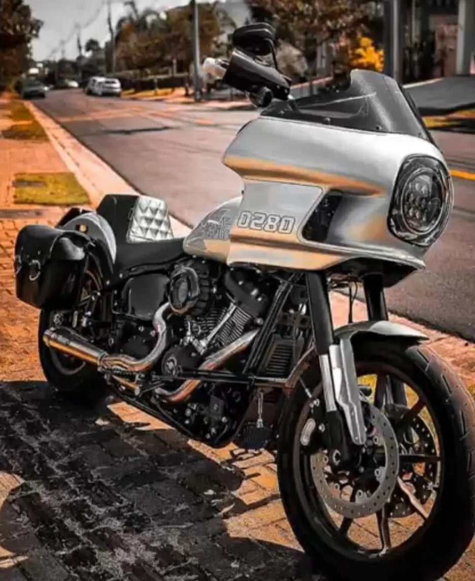 Fairing FXRT cinza instalado em motocicleta custom