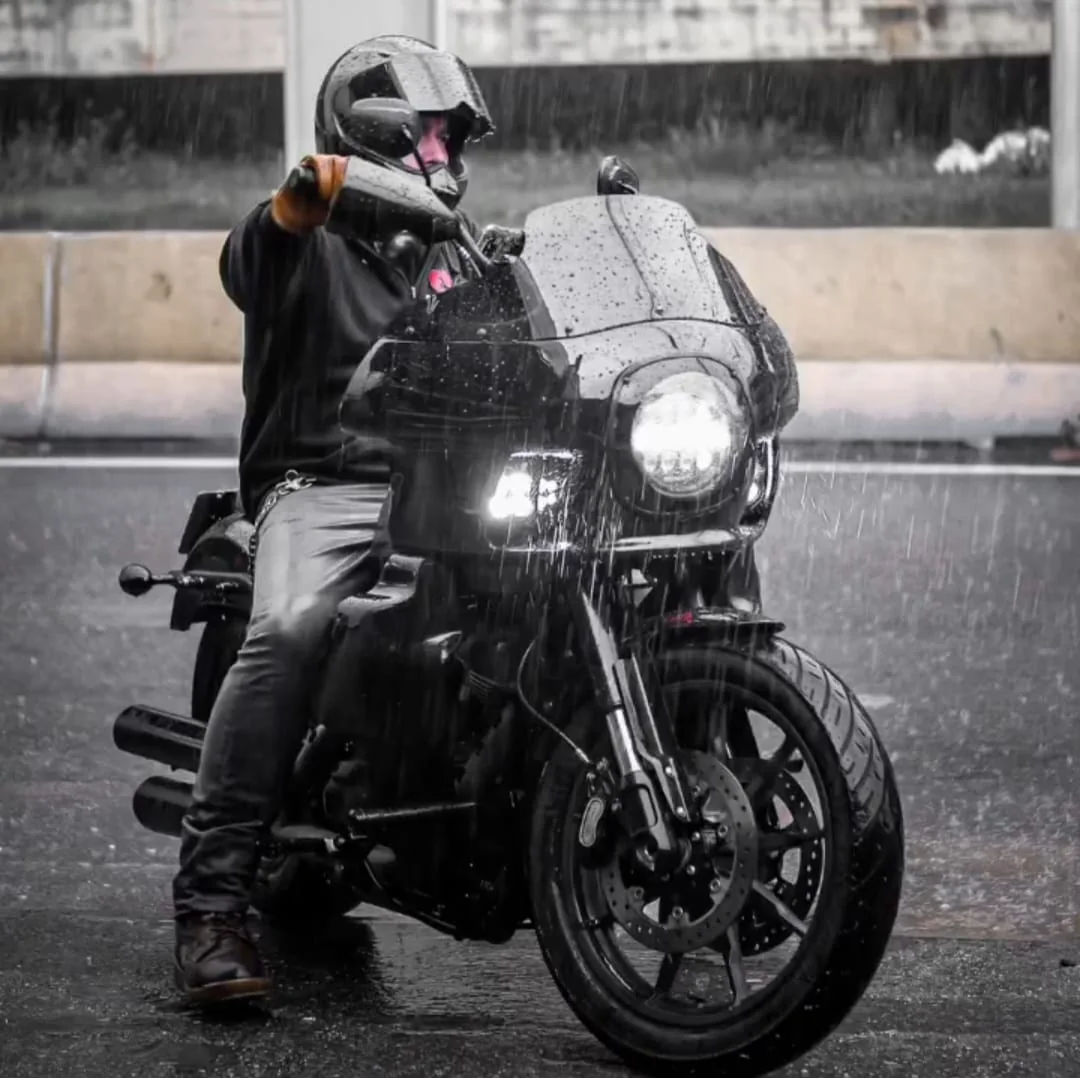 Motociclista com fairing FXRT sob chuva