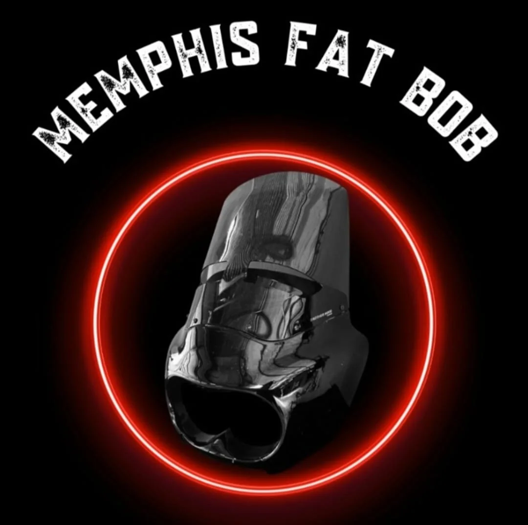 Fairing Memphis Fat Bob preto destacado por aro vermelho