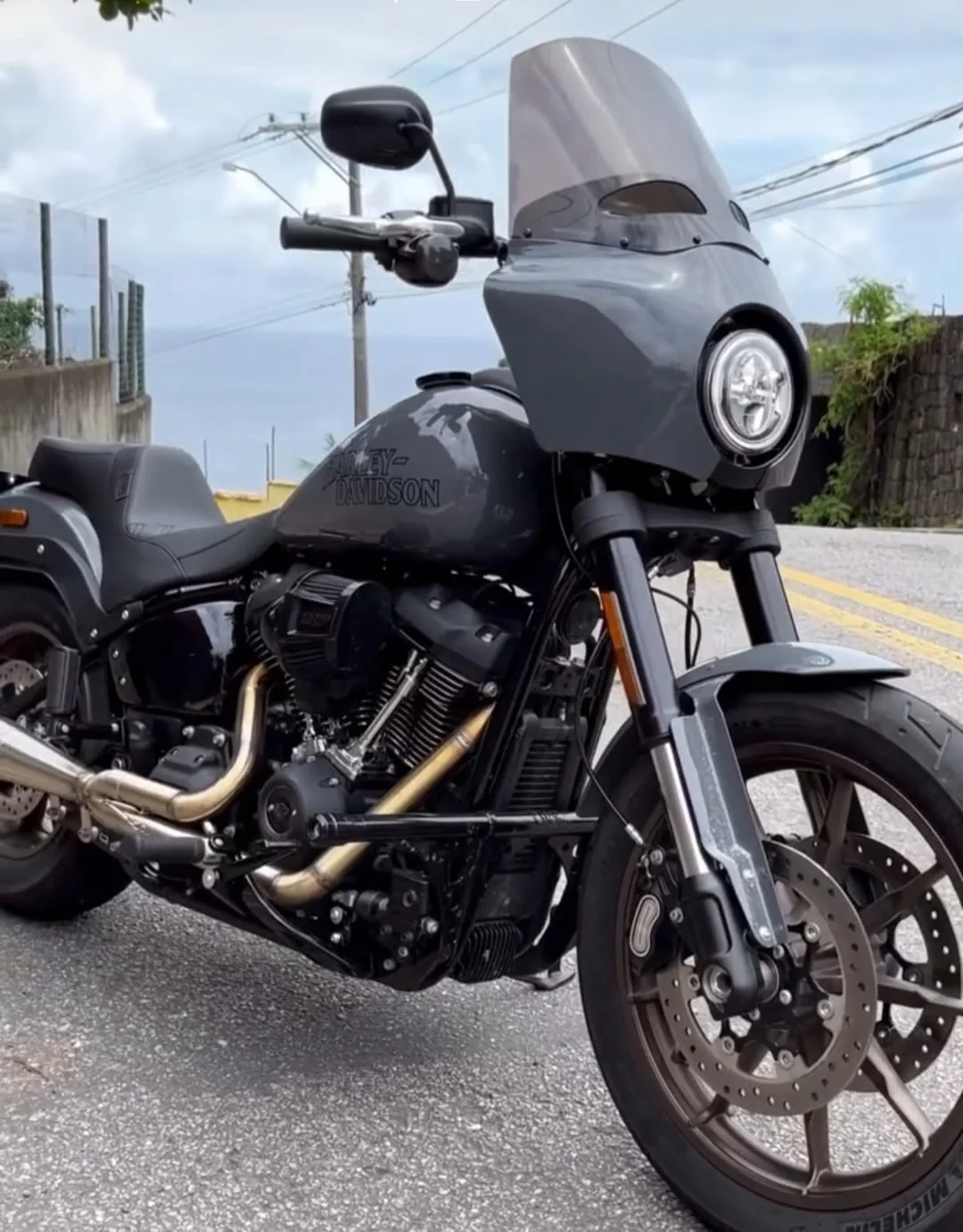 Fairing Memphis cinza com bolha alta instalado em motocicleta