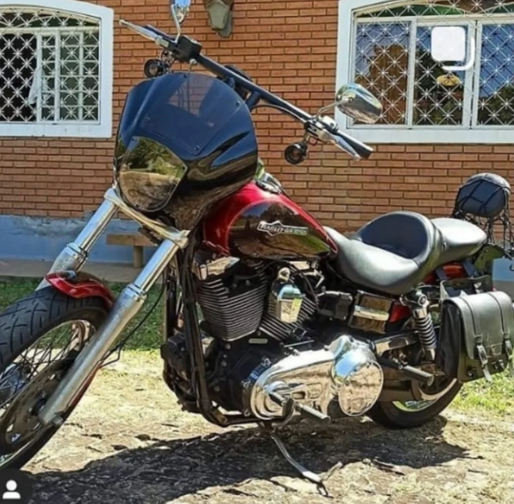 Fairing Quarter preto instalado em uma Dyna vermelha