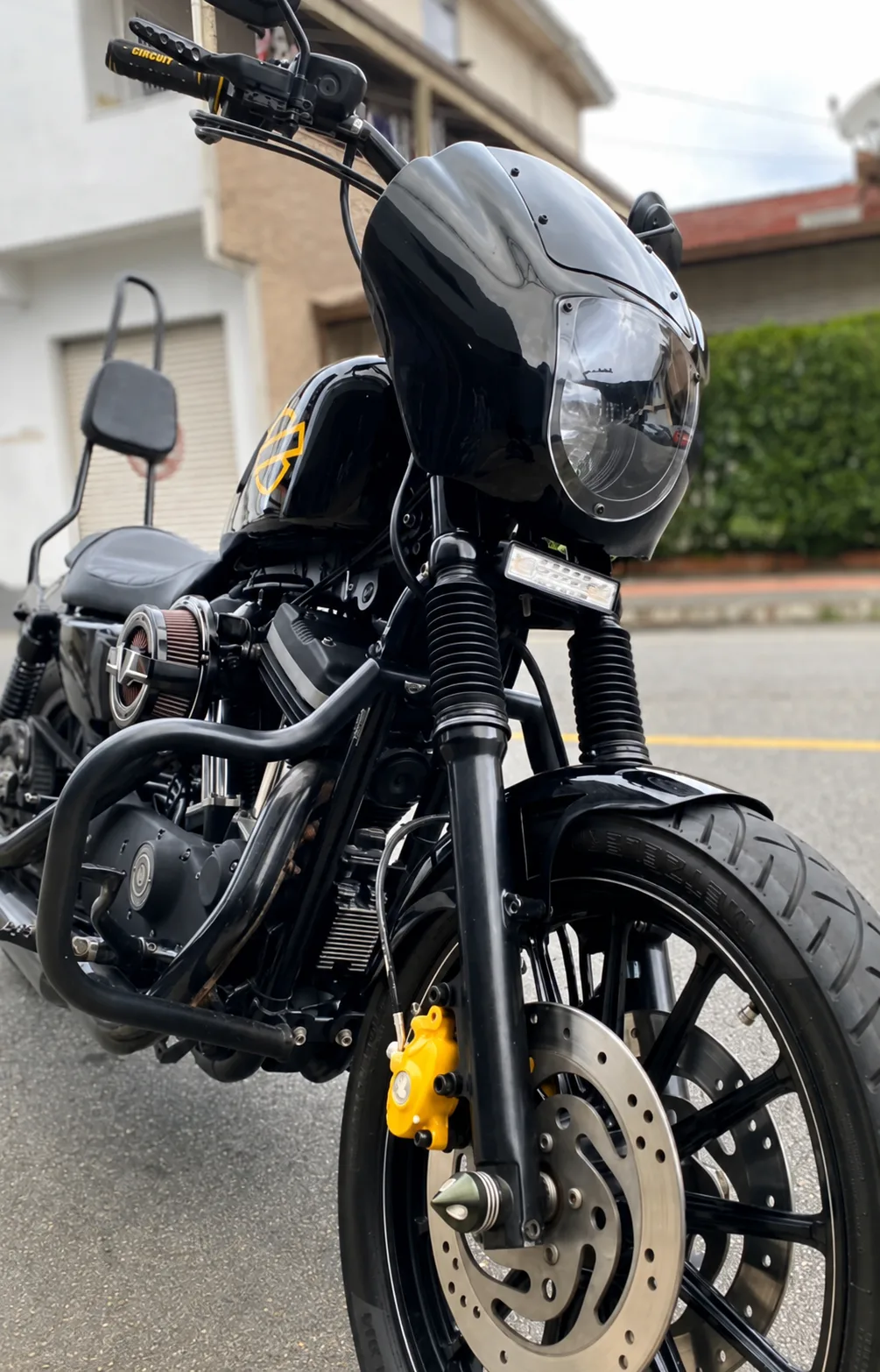 Sportster preta com fairing Quarter em ângulo frontal baixo