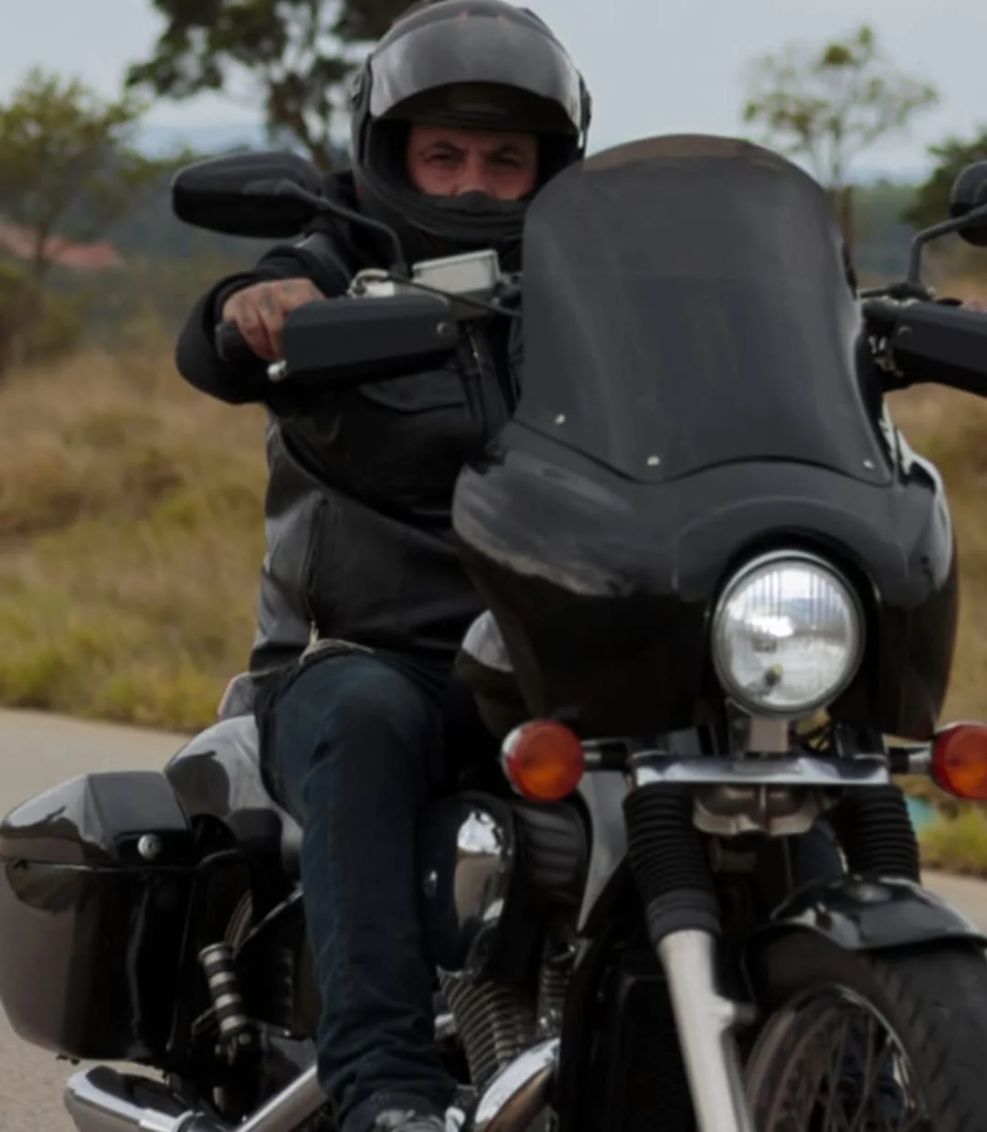 Motociclista usando fairing T-Sport em estrada