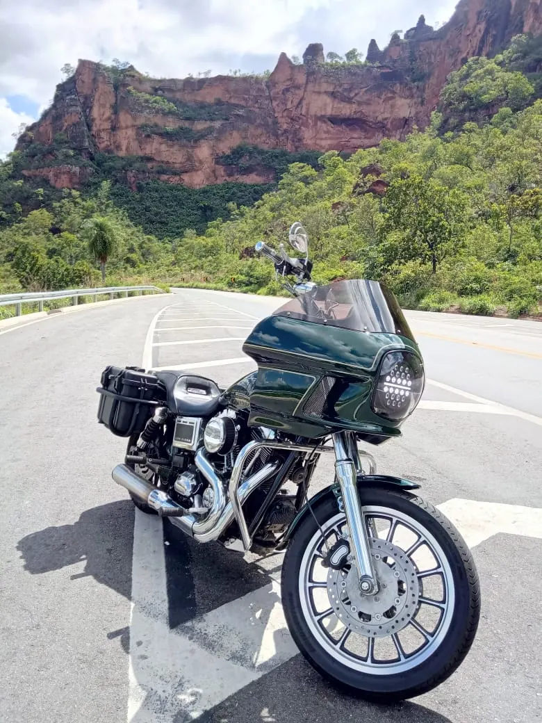 Dyna com fairing em estrada de paisagem rochosa