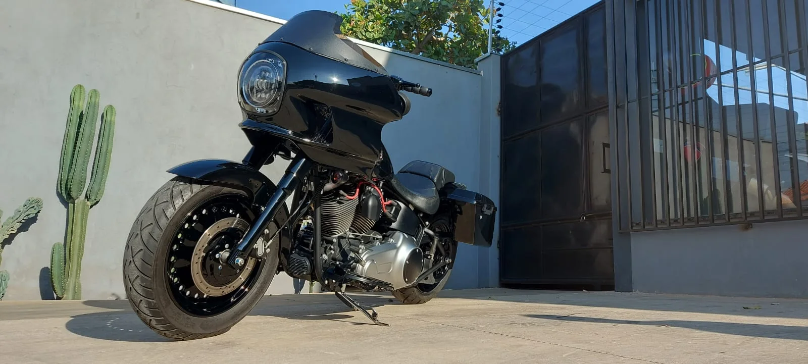 Fat Boy preta com fairing FXRT em ângulo frontal baixo