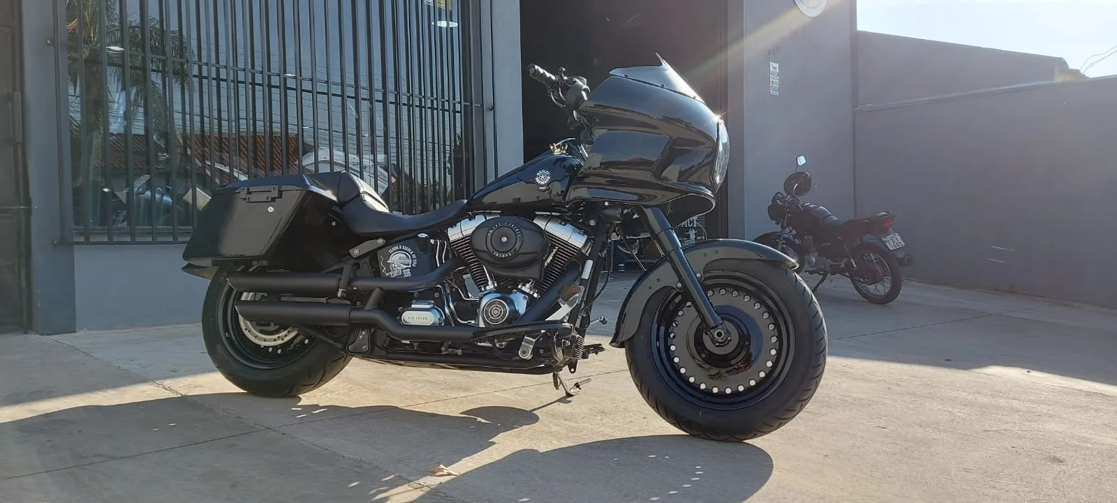 Fat Boy preta com fairing FXRT em vista lateral