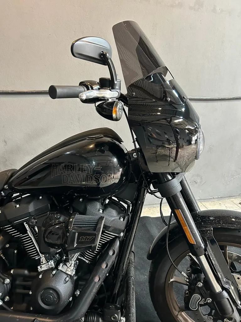 Low Rider S com fairing Memphis e bolha fumê em vista de três quartos
