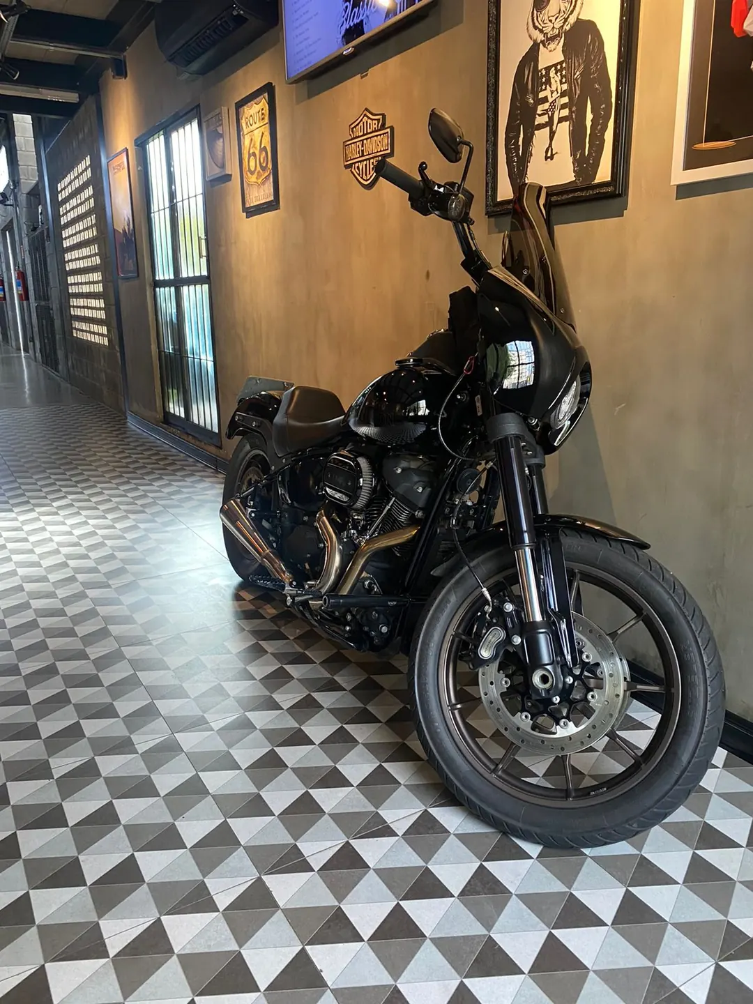 Low Rider S com fairing T-Sport em ambiente de oficina custom