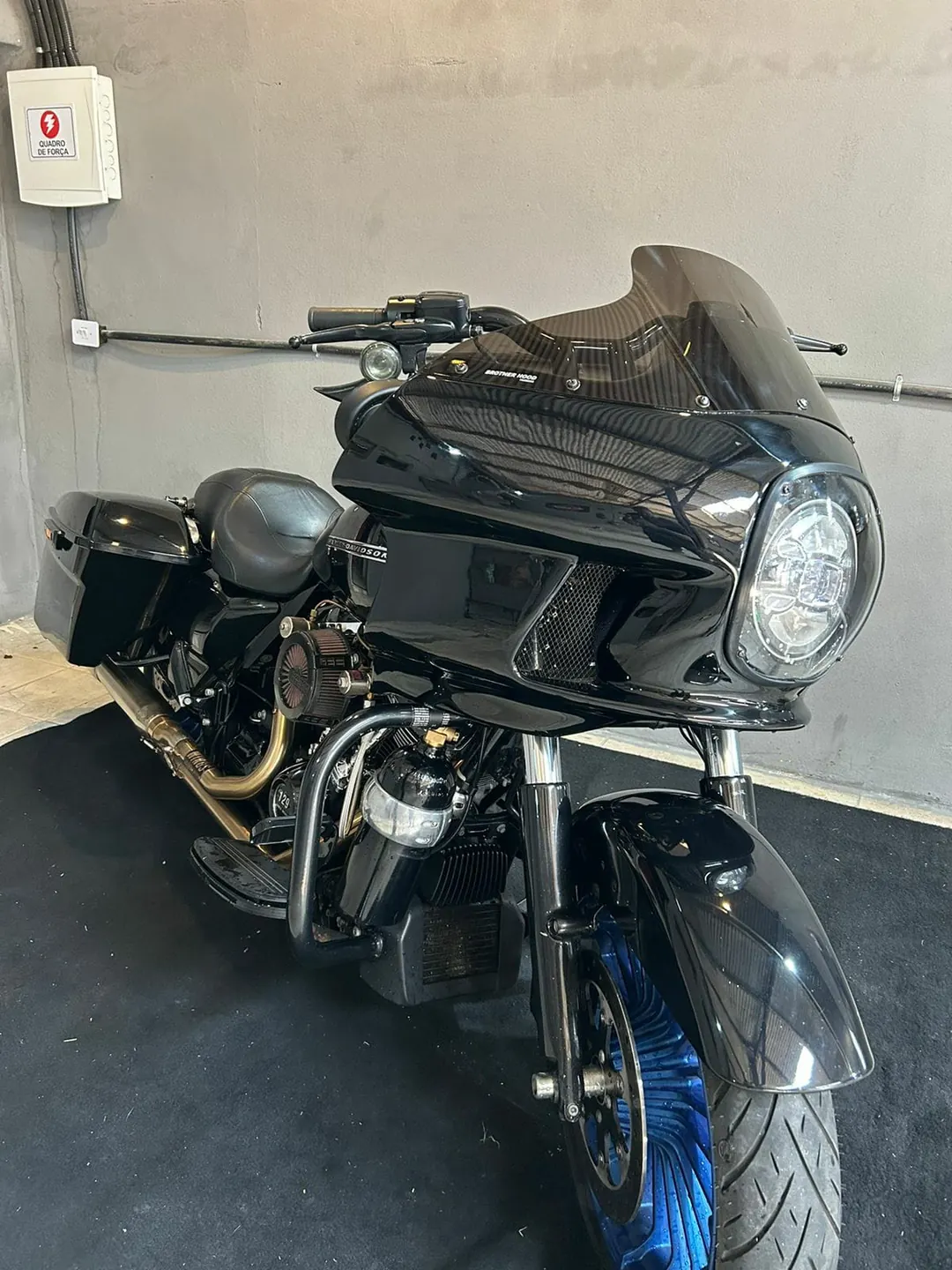 Road King com fairing em ângulo frontal de três quartos