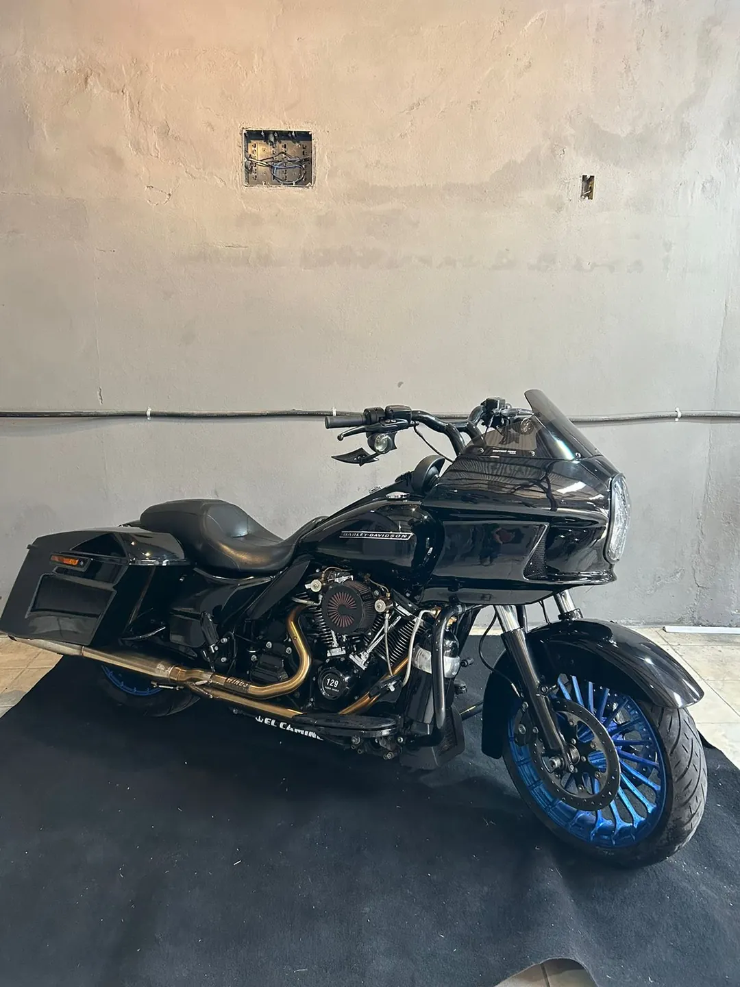 Road King Special com fairing e detalhes azuis em vista lateral