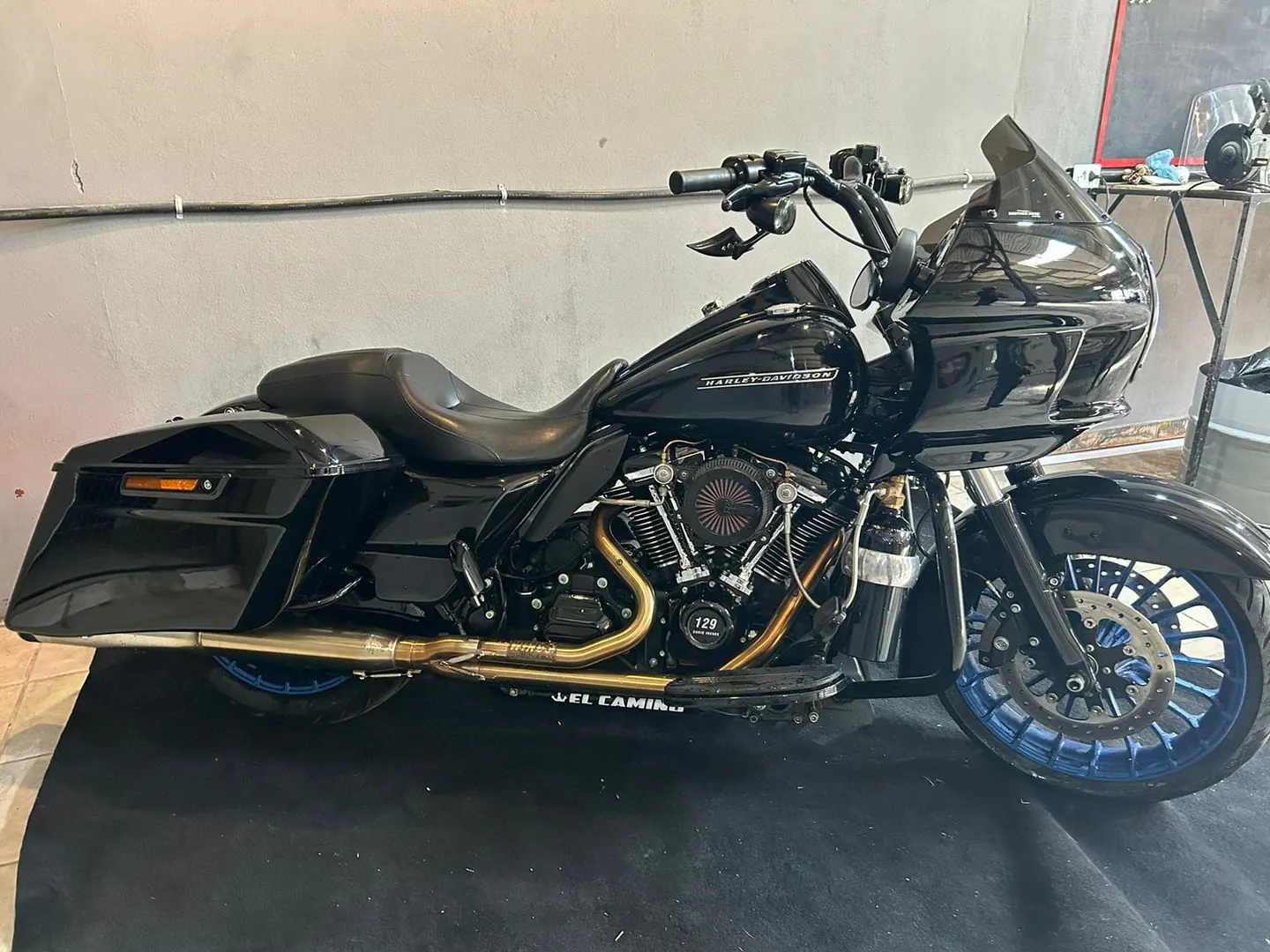 Road King Special preta com fairing FXRT em vista lateral