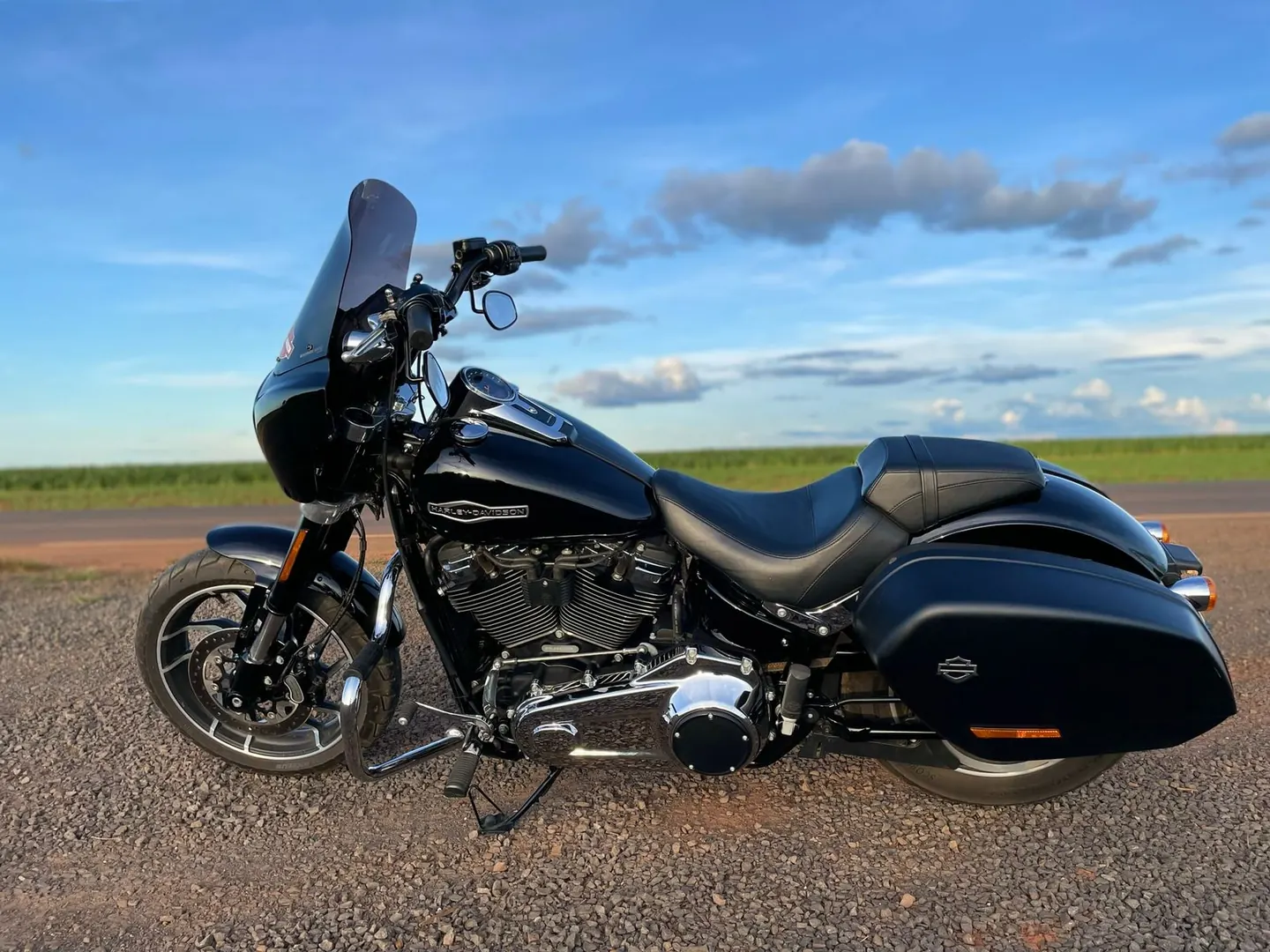 Sport Glide preta com fairing T-Sport fotografada na estrada