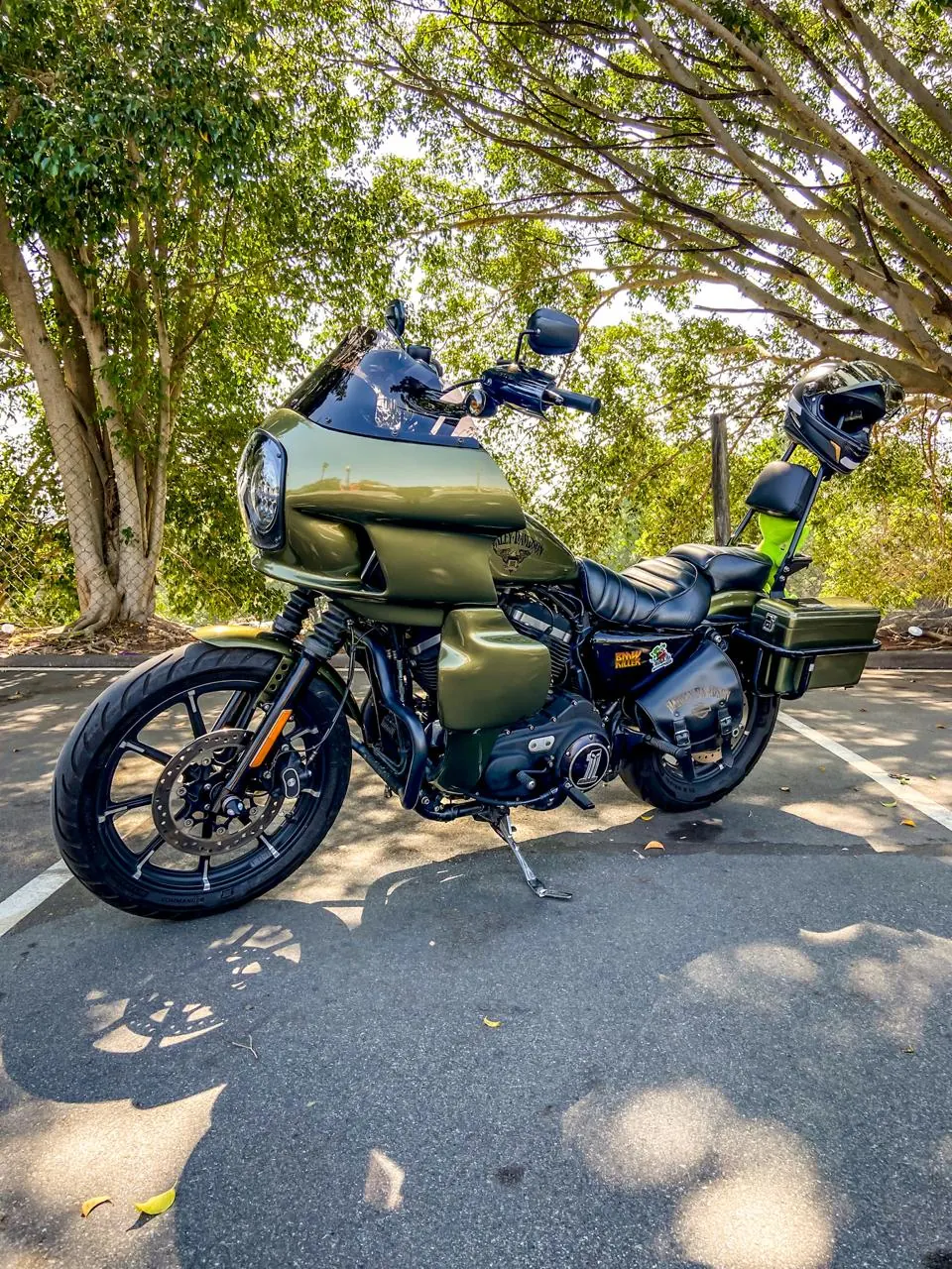 Sportster custom verde com fairing FXRT em ângulo frontal de três quartos