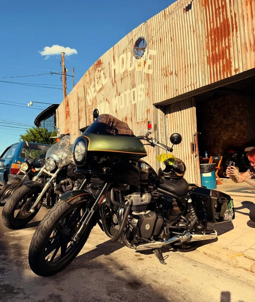 Royal Enfield Super Meteor 650 verde com fairing Memphis